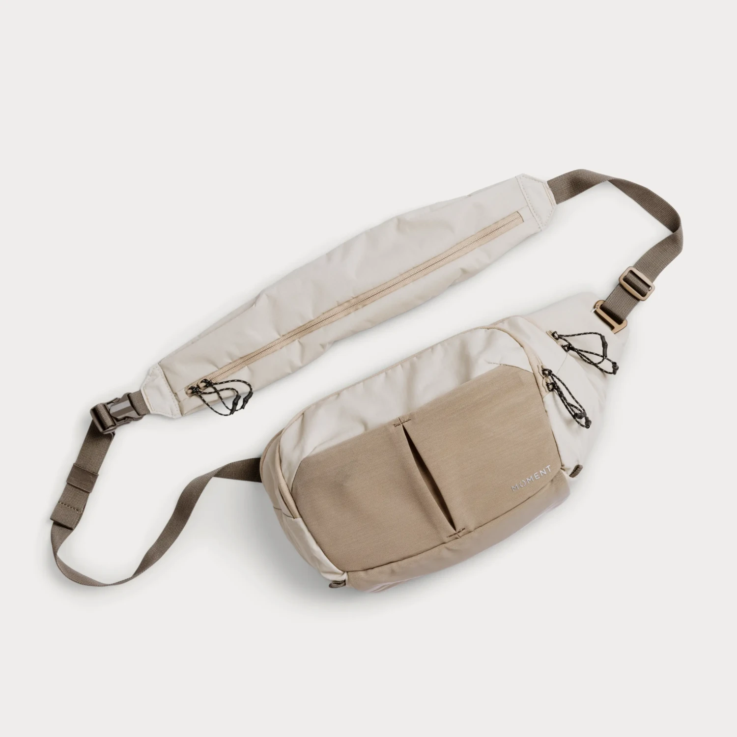 fea421c6141304b36bb7c3385567ec7af4571125-2800x2800-1.webp Moment Balance Sling 7L - Desert – Bild 1
